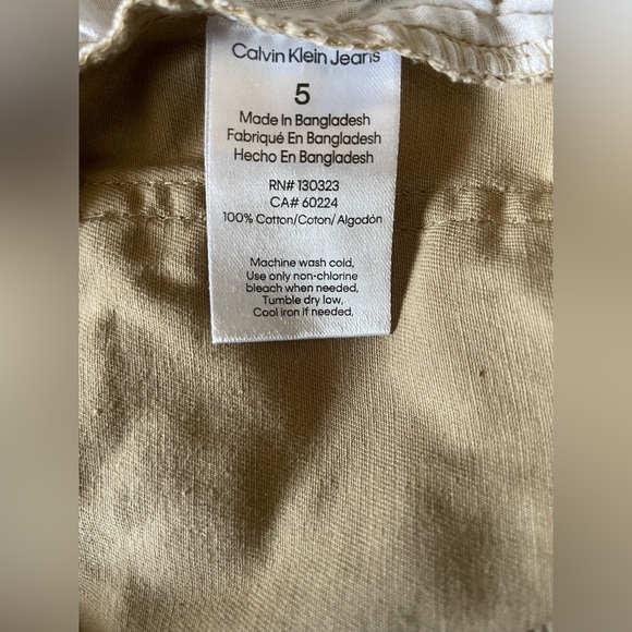 💯 Cotton Calvin Klein Light Blue Polo all over logo with Tan Shorts - Picture 15 of 16